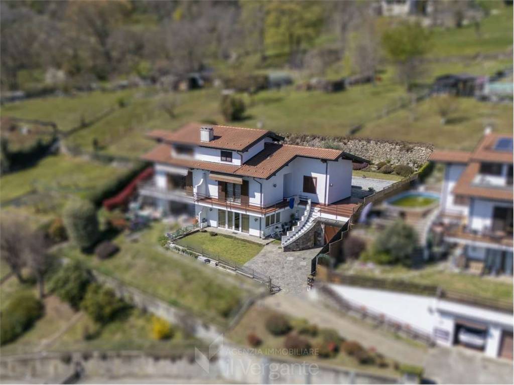casa indipendente in vendita a Nebbiuno in zona Tapigliano