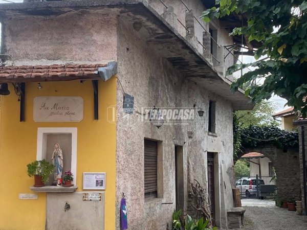 casa indipendente in vendita a Nebbiuno in zona Campiglia