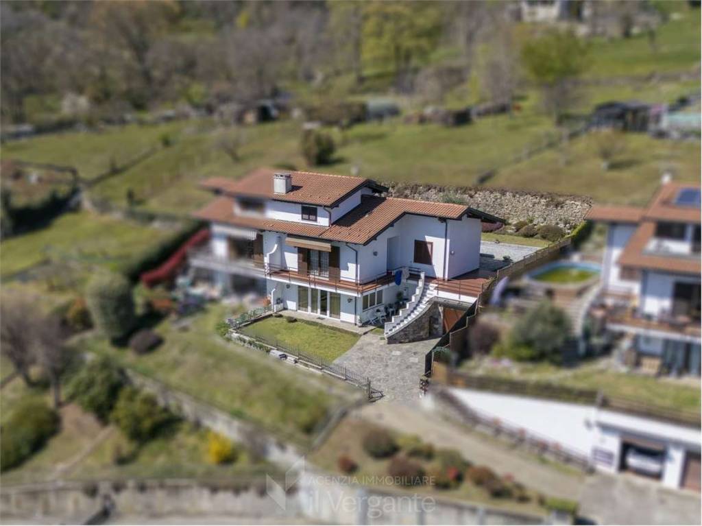 casa indipendente in vendita a Nebbiuno in zona Tapigliano