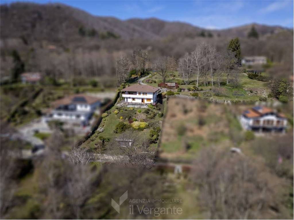 casa indipendente in vendita a Nebbiuno