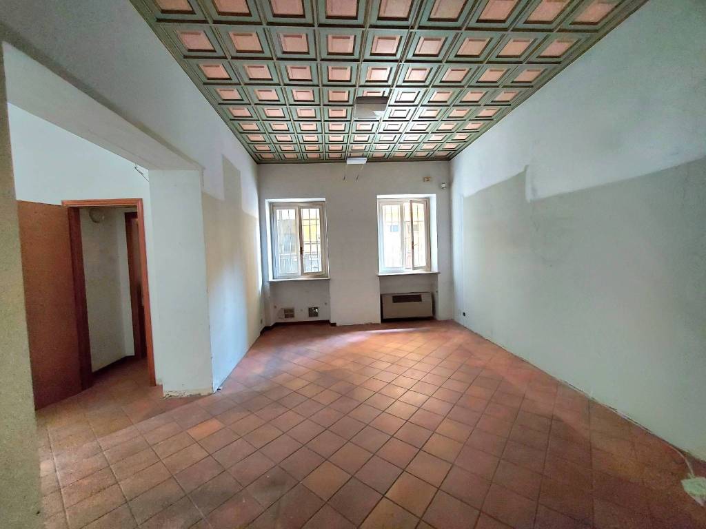 negozio in vendita a Novara in zona Centro Città