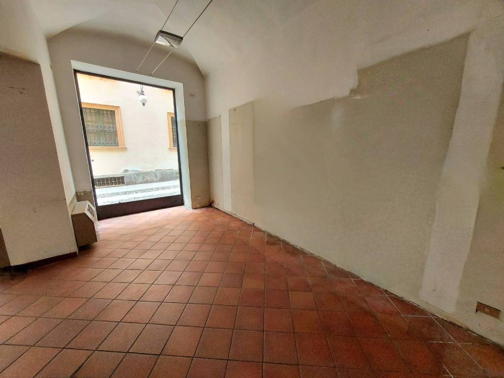 negozio in vendita a Novara in zona Centro Città
