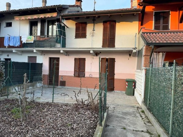 casa indipendente in vendita a Novara in zona Lumellogno