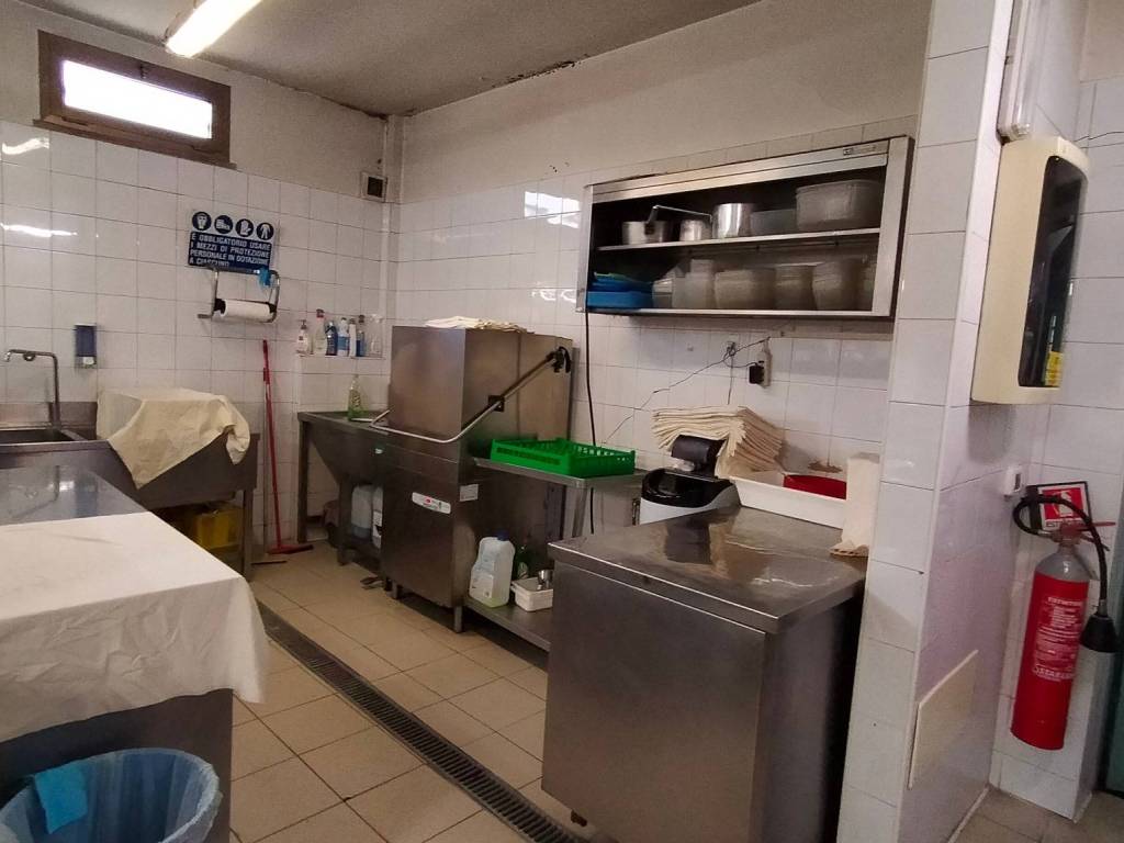 negozio in vendita a Novara in zona zona Agogna - San Paolo