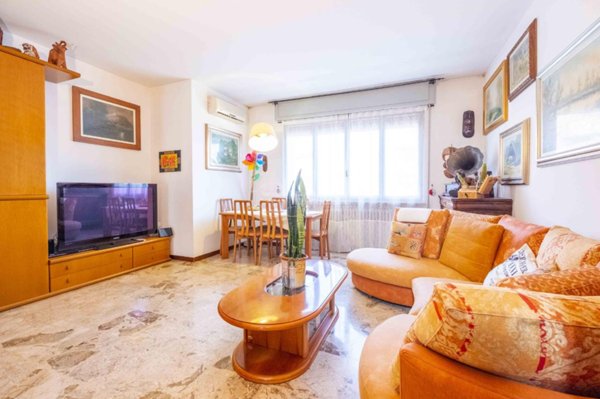 casa indipendente a Novara in zona zona Cittadella - Villaggio Dalmazia