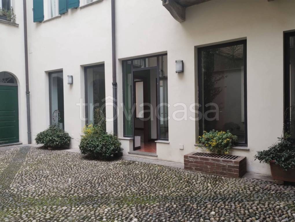 appartamento in vendita a Novara in zona Centro Città