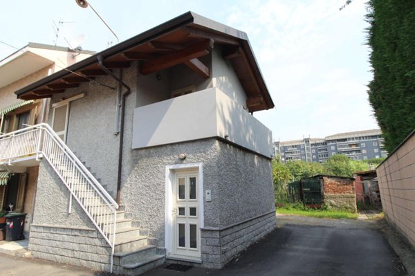 casa indipendente a Novara in zona zona Cittadella - Villaggio Dalmazia