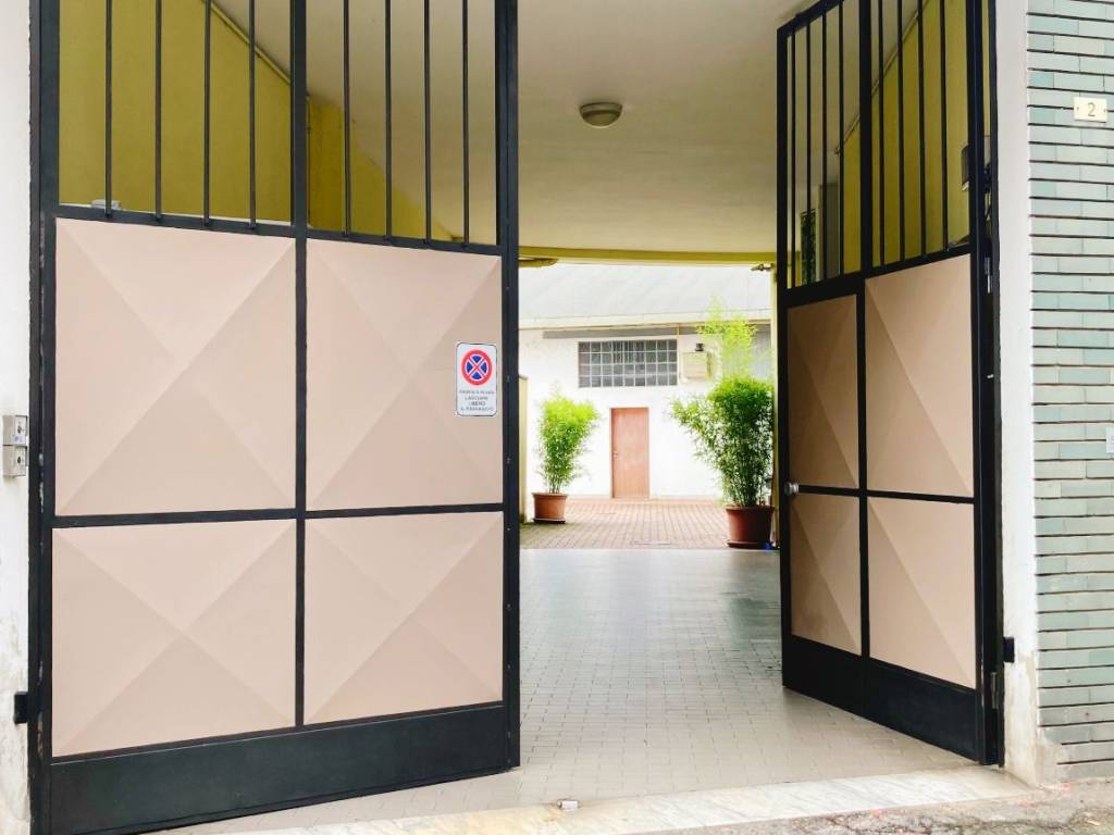 locale commerciale in vendita a Novara in zona zona Porta Mortara