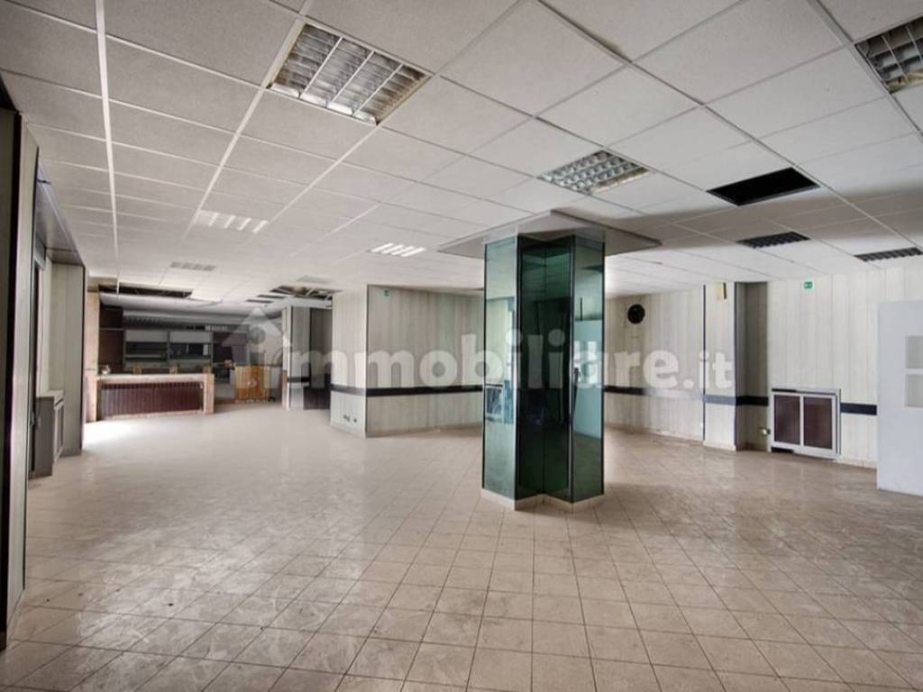 negozio in vendita a Novara in zona zona Sant'Andrea - San Rocco