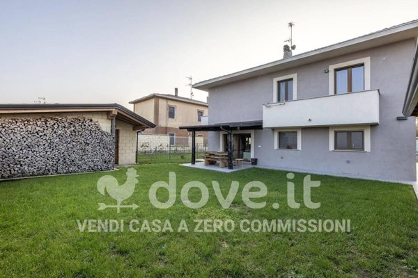 casa indipendente in vendita a Novara in zona Olengo