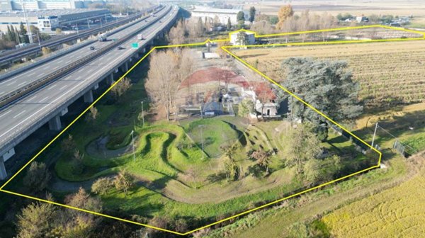 negozio in vendita a Novara in zona Zona Santa Rita