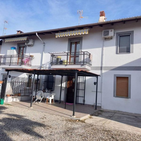 casa indipendente in vendita a Novara in zona Casalgiate