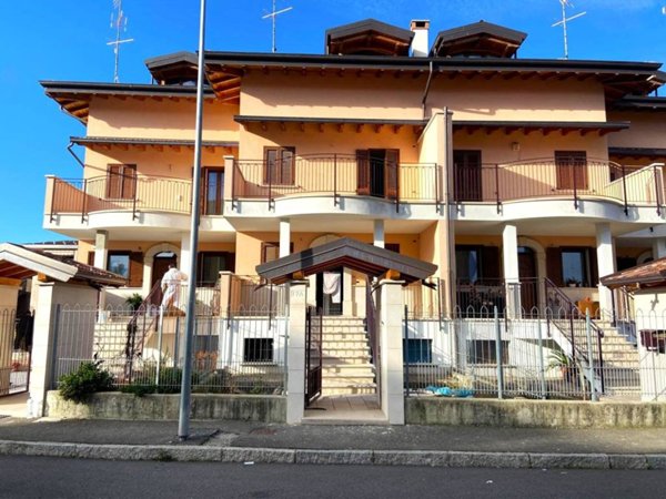 casa indipendente a Novara in zona zona Cittadella - Villaggio Dalmazia