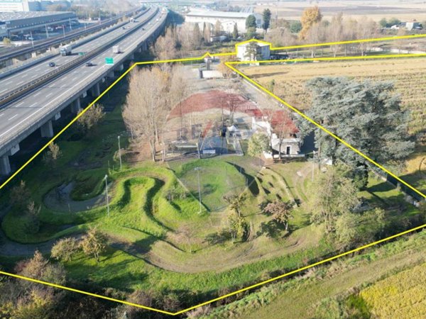 negozio in vendita a Novara in zona zona Sant'Andrea - San Rocco
