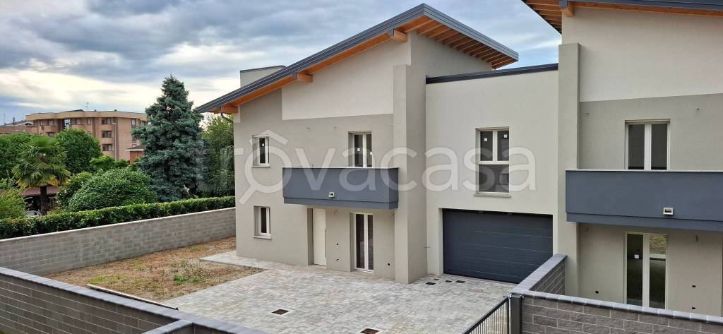 casa indipendente in vendita a Novara in zona Centro Città