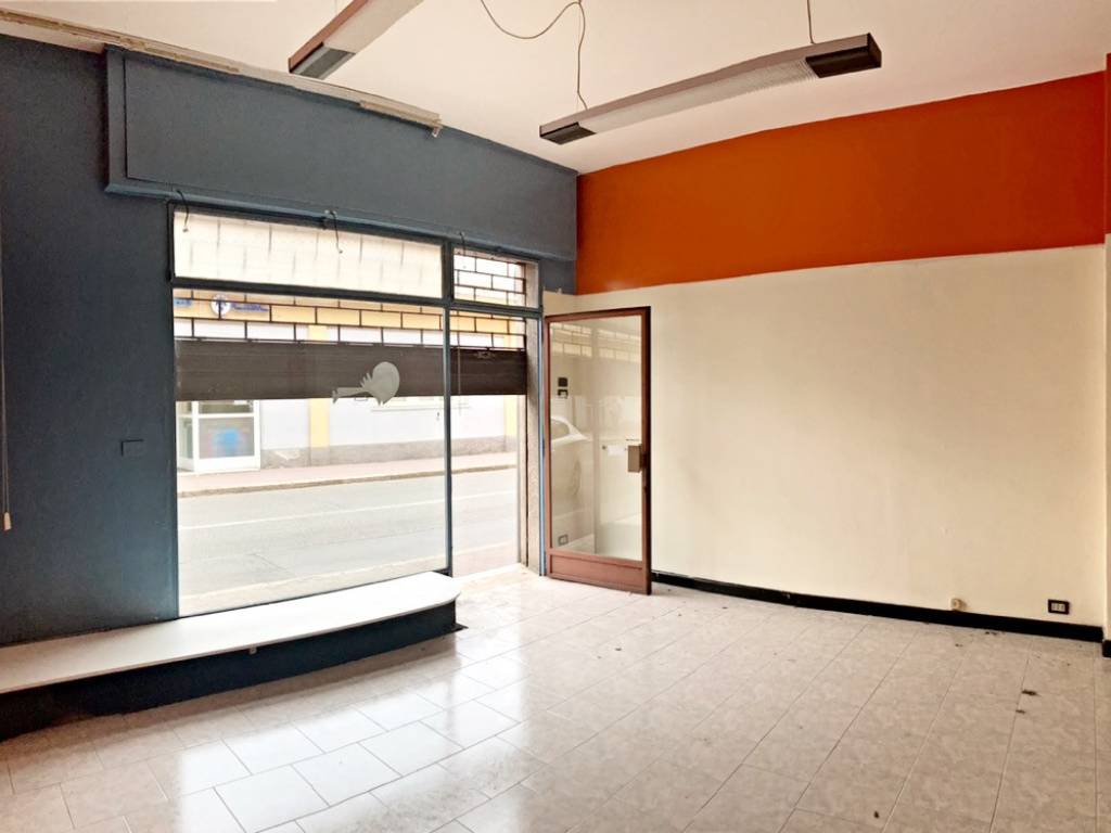 negozio in vendita a Novara in zona zona Agogna - San Paolo