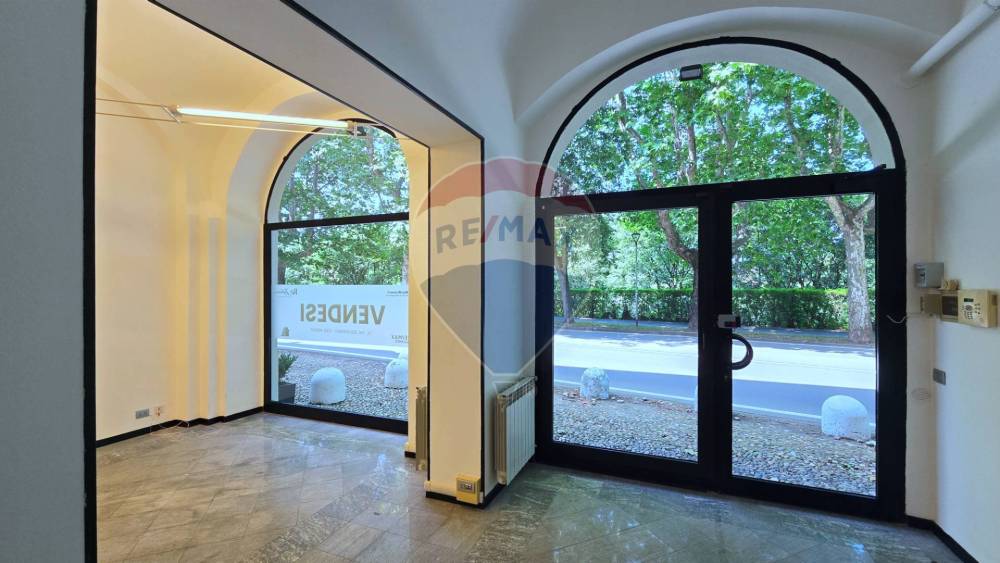 negozio in vendita a Novara in zona Centro Città