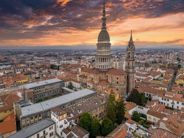 negozio in vendita a Novara in zona Centro Città