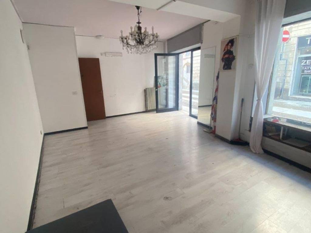 negozio in vendita a Novara in zona Centro Città