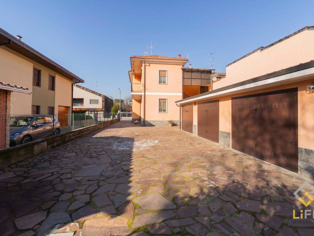 casa indipendente in vendita a Novara in zona Pernate