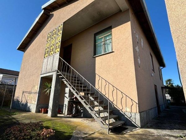 casa indipendente in vendita a Novara in zona Lumellogno