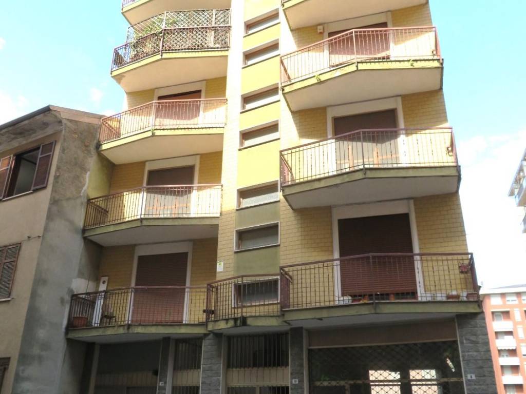 negozio in vendita a Novara in zona zona Cittadella - Villaggio Dalmazia