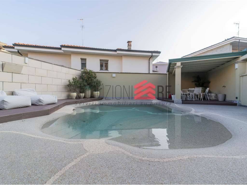 casa indipendente in vendita a Novara in zona Olengo