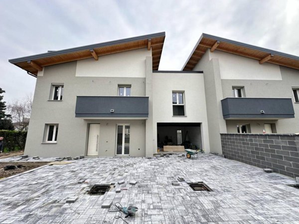 casa indipendente in vendita a Novara in zona Veveri