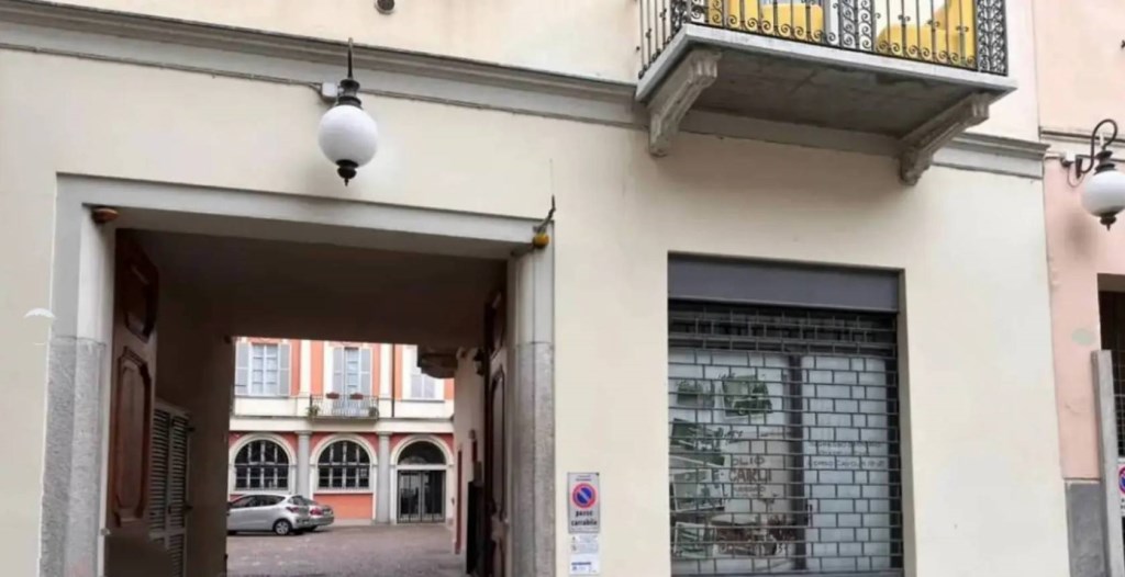 negozio in vendita a Novara in zona Centro Città