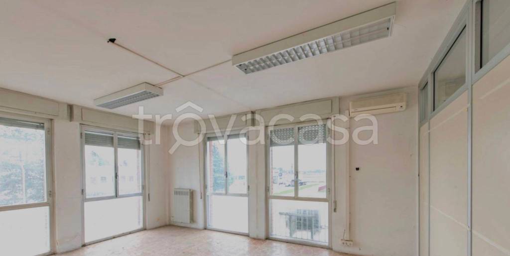 ufficio in vendita a Novara in zona Zona Santa Rita