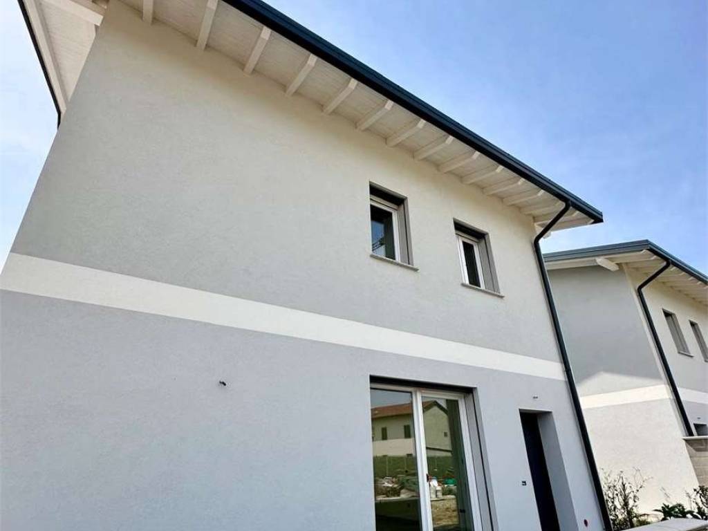 casa indipendente in vendita a Novara in zona Pernate