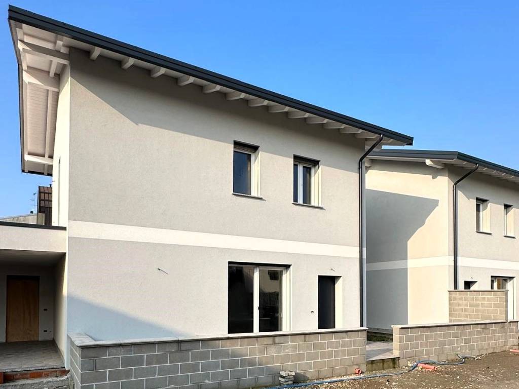 casa indipendente in vendita a Novara in zona Pernate