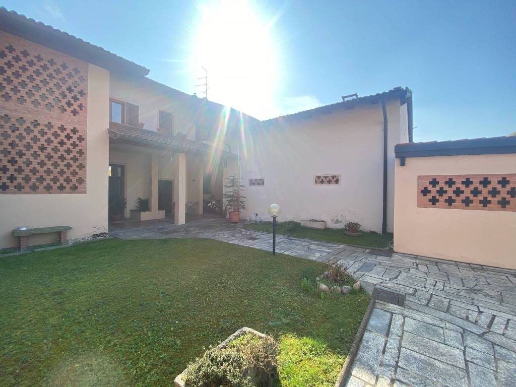 casa indipendente in vendita a Novara in zona Pernate