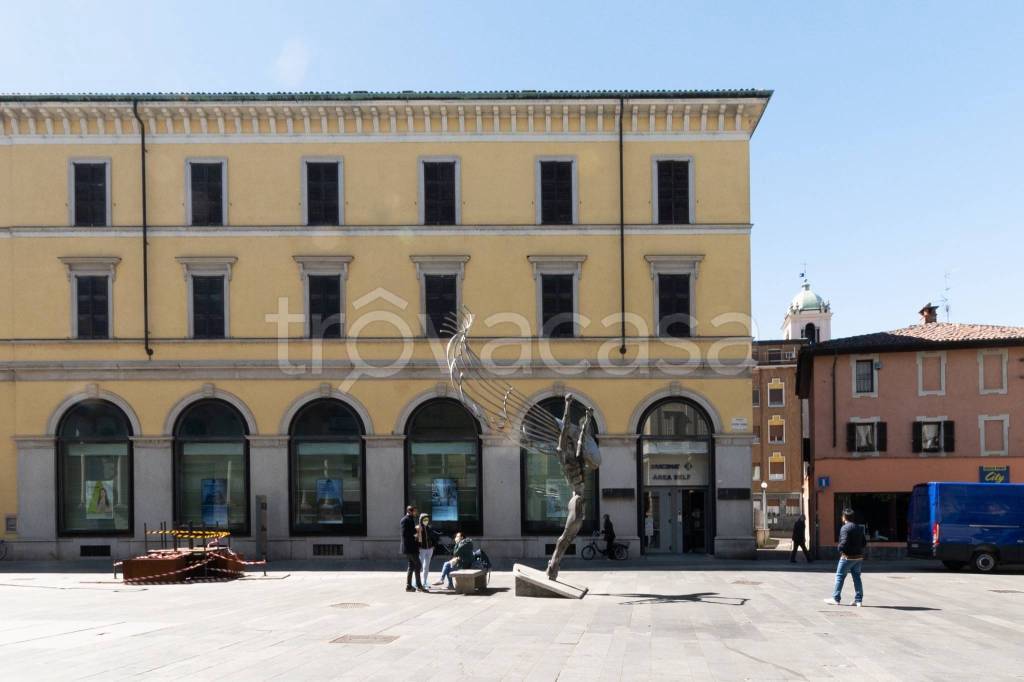negozio in vendita a Novara in zona Centro Città