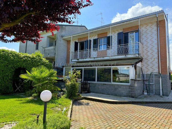casa indipendente in vendita a Novara in zona Veveri