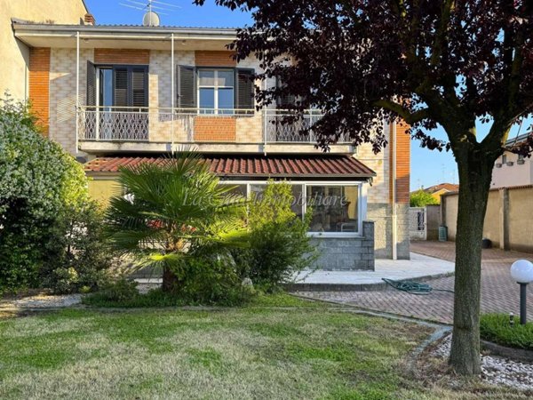casa indipendente in vendita a Novara in zona Veveri