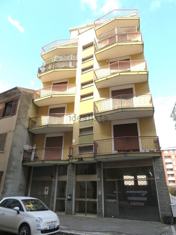 negozio in vendita a Novara in zona Centro Città