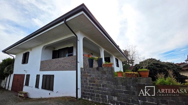casa indipendente in vendita a Novara in zona Pernate