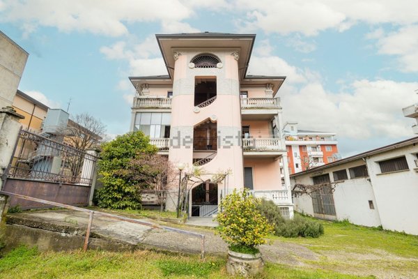 casa indipendente in vendita a Novara in zona Centro Città