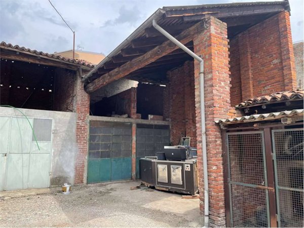 locale di sgombero in vendita a Novara in zona Centro Città