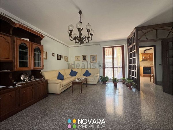 casa indipendente in vendita a Novara in zona Pernate