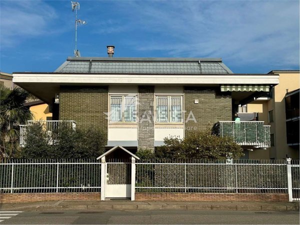 casa indipendente in vendita a Novara