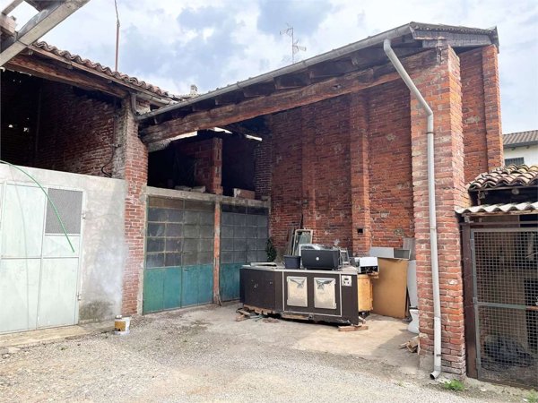 locale di sgombero in vendita a Novara