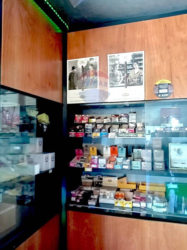 negozio in vendita a Novara in zona Centro Città