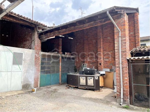 locale commerciale in vendita a Novara in zona Pernate