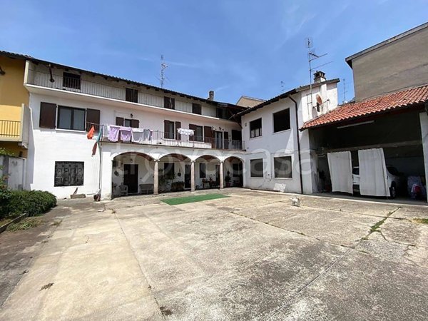 casa indipendente in vendita a Novara in zona Pernate