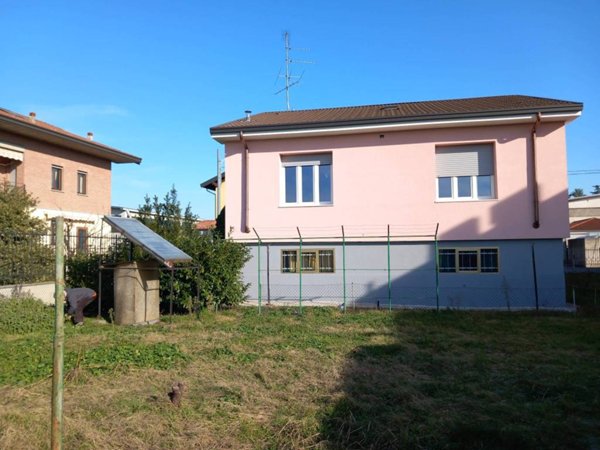 casa indipendente in vendita a Novara in zona Pernate