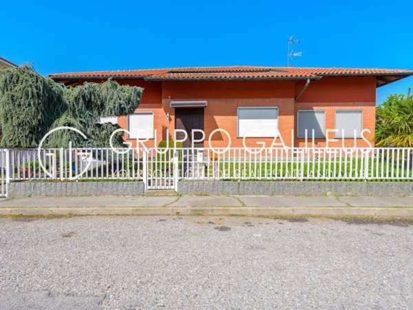 casa indipendente a Novara in zona zona Cittadella - Villaggio Dalmazia