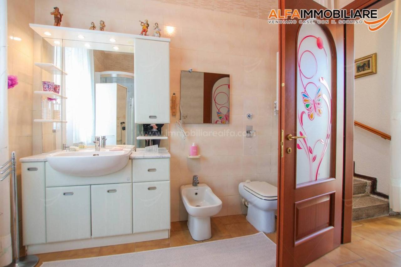 casa indipendente in vendita a Novara in zona Zona Santa Rita