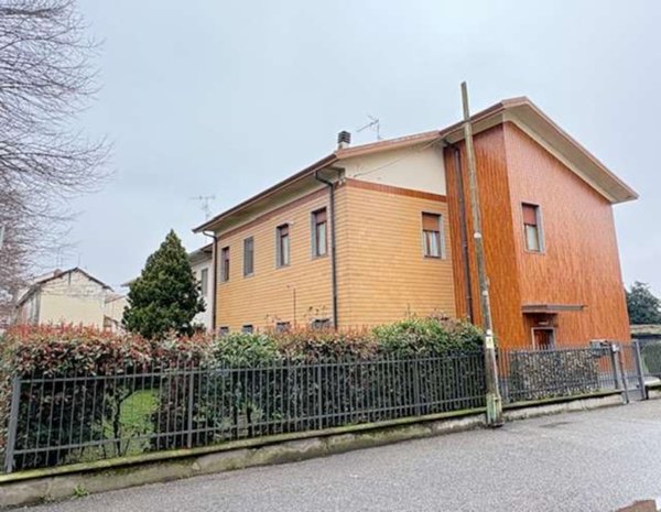 casa indipendente in vendita a Novara in zona Pernate